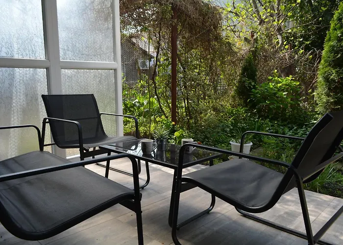 Center With A Backyard شقة